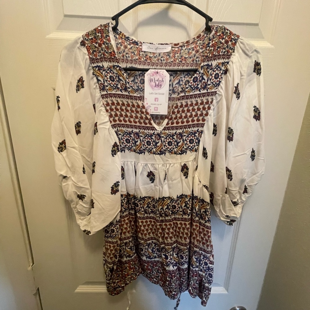 Whit flowy top. Bubble sleeve. Didn’t like the fit. Brand new.